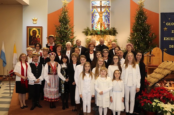 Zdjecie grupowe uczestnikow koncertu koled - group picture of Concert performers